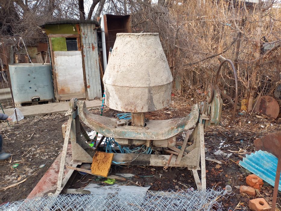 Продаю бетонамешалку.