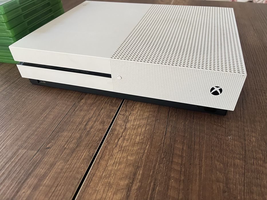 Vand/Schimb Xbox one s 600gb+8 jocuri+ 3 controllere