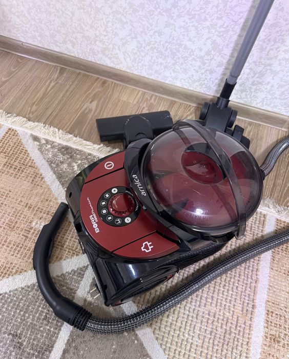 пылесос с аквафильтром(с водяным фильтром).Есть все насадки