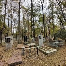 Уборка могил на кладбище "Боткино", " Домрабад" и другие.