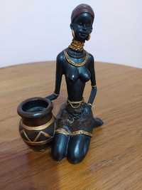 Статуетка на африканска жена от материал полирезин.