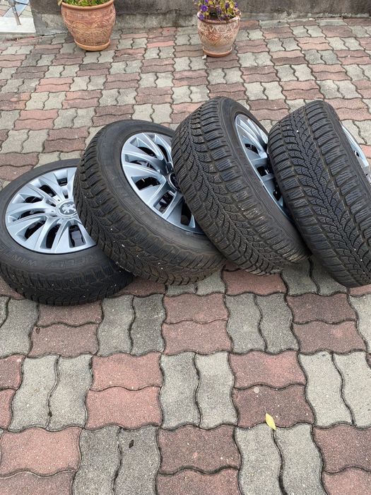 Vand 4genti cu cauciucuri de iarna 205/55R16 pentru Peugrot 308