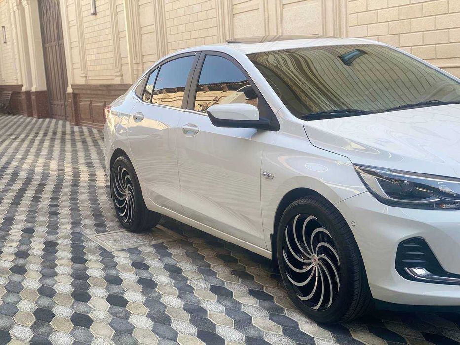 Onix Premier Turbo сотилади.