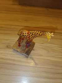 Vând girafă cu picioarele robotice