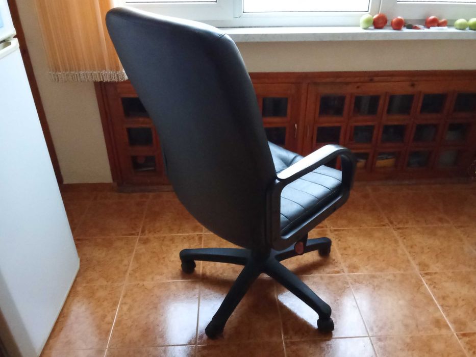 офис стол черен кожен