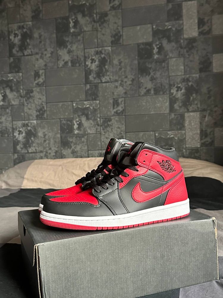 Air jordan 1 mid banned 42,5