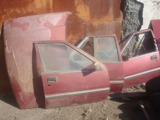 На Mitsubishi Lancer 1987 г.в., капот, двери, габариты, стекло боковое
