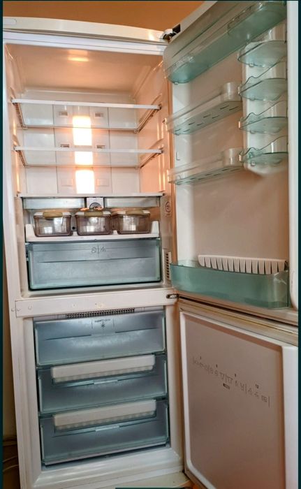 Combina Frigorifica Hotpoint Ariston cu vidare,No Frost,necesita freon