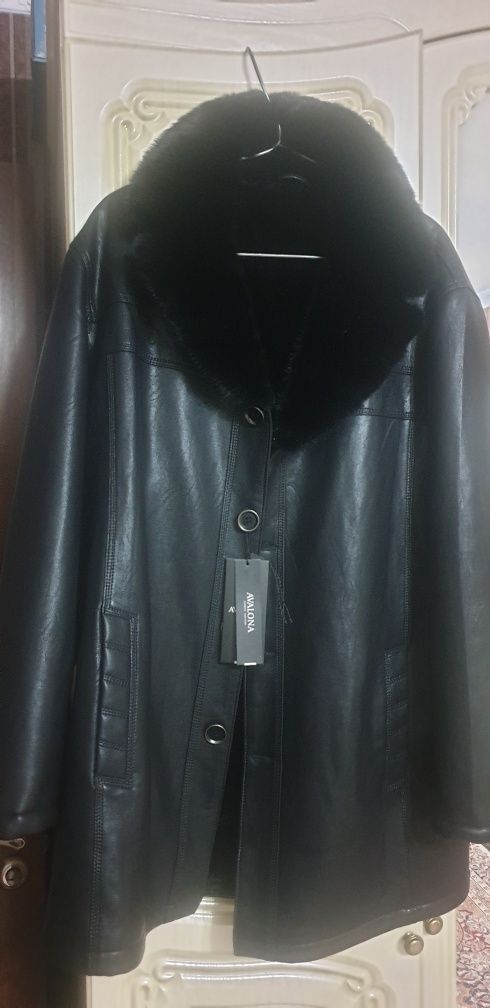 Продам новую кожаную куртку с норковым воротником, внутри цигейка.