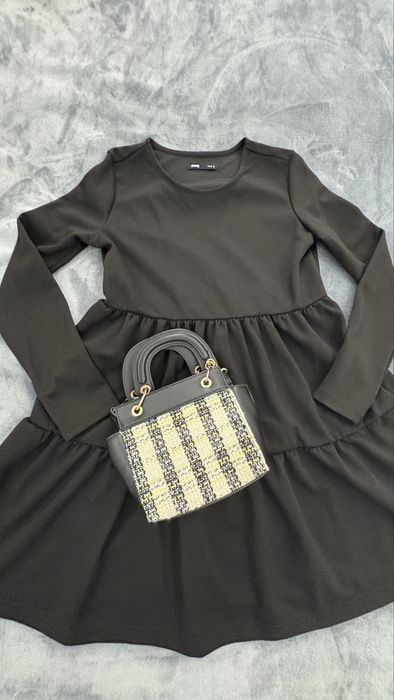 Дамска черна бейсик рокля разкроена