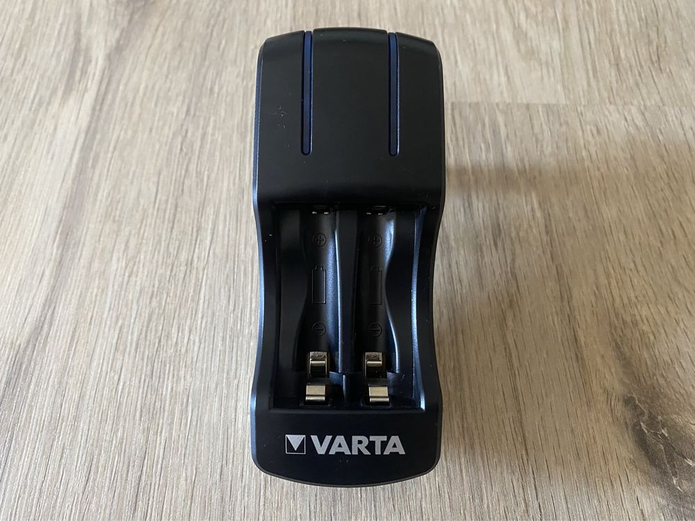 Зарядно за батерии Varta Pocket Charger Type 57642
