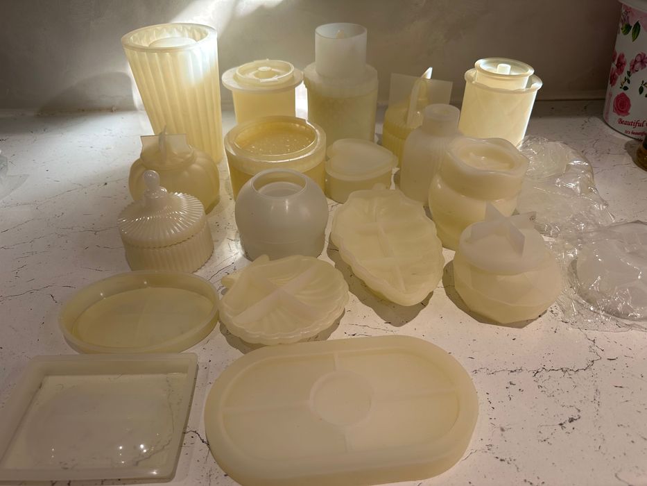 Силиконовые молды, эпоксидная смола и разные краски и блестки для них