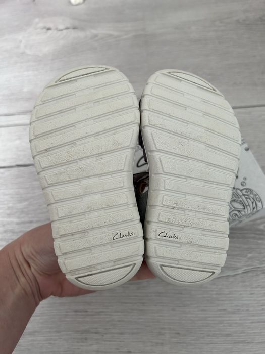 Sandale Clarks pt fetite marimea 22