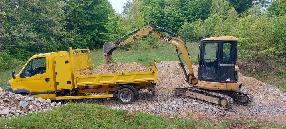 Transport sorturi și efectuez lucrări cu miniexcavator.