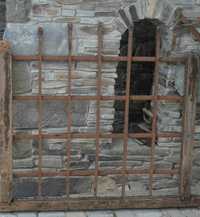 Gratii, grilaj vechi de fereastra mediavala cu arcada circa 1800