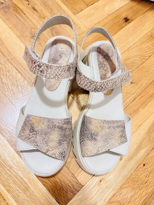 Стилни дамски сандали с модерна визия