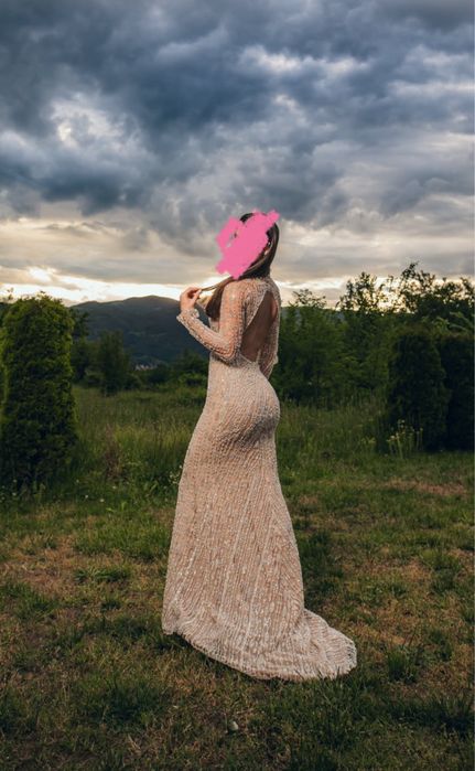 Продавам уникална официална/бална рокля-елегантна, блестяща