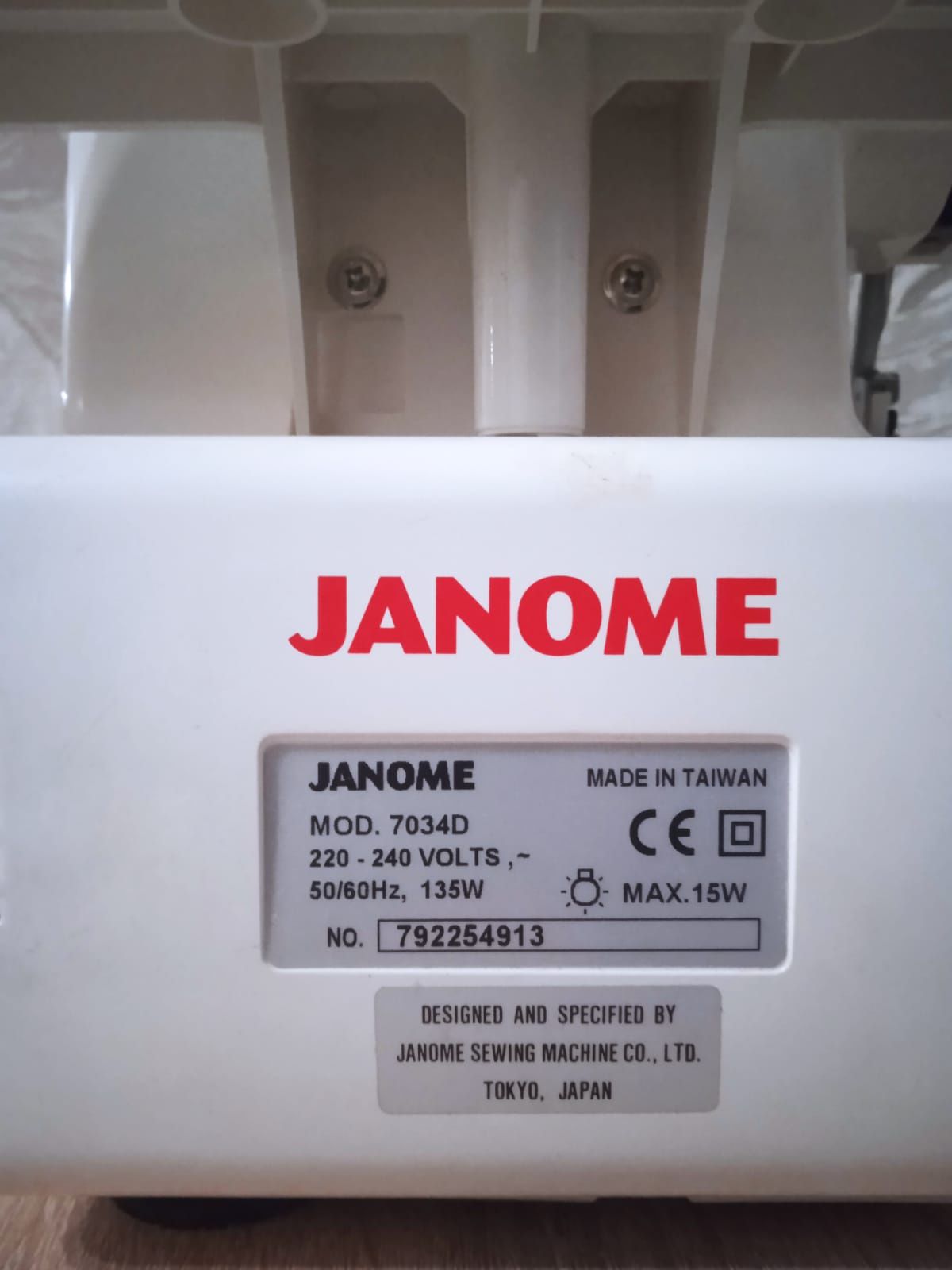 Оверлок  janome практически новый