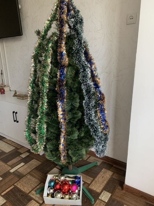 Елка Италия цвет под натуральную ель вместе с игрушками и гирляндами..