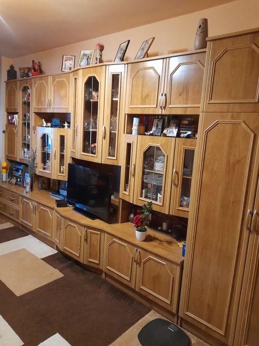 Vând canapea , șifonier, mobila living