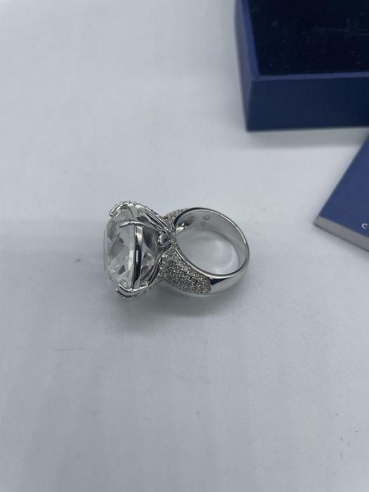 Vand inel Swarovski original cu certificat.