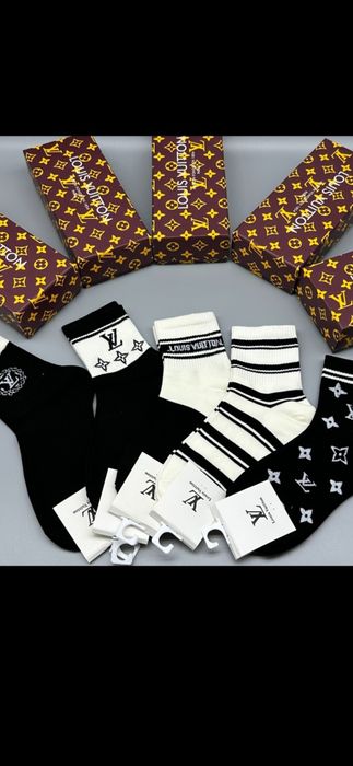 Șosete Louis Vuitton model 2026, prețul este ptr o pereche