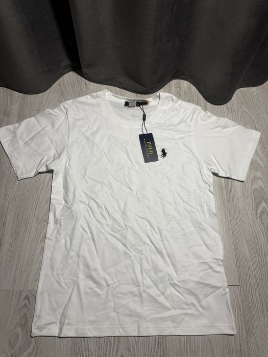 tricou polo alb cu logo negru marimea s
