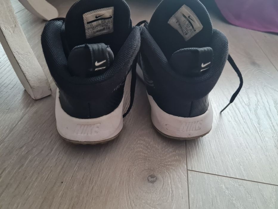 Adidasi Nike mărimea 37,5
