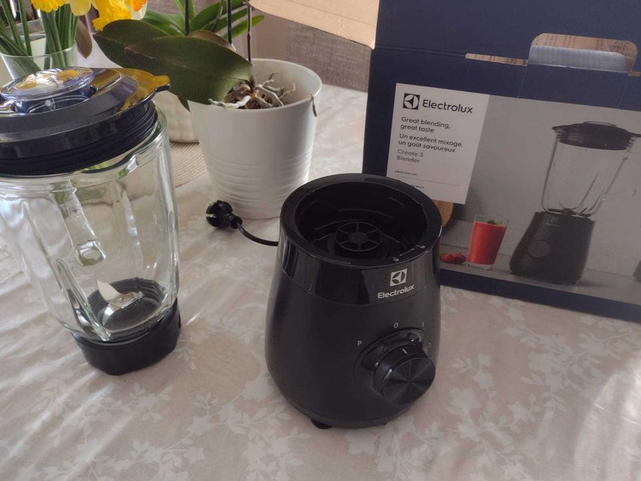 Vând blender Electrolux nou