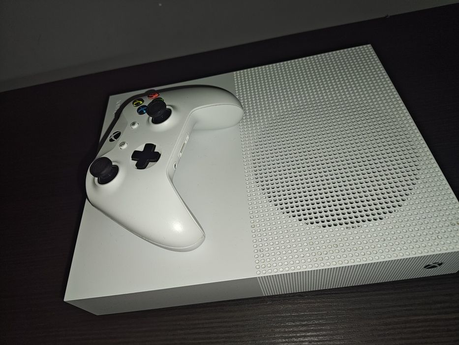 Xbox One S All-Digital 800GB + Manetă Originală + 11 jocuri