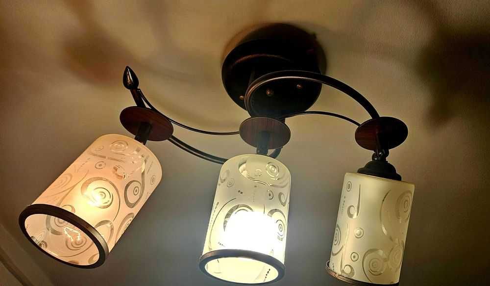 Plafonieră 3 spoturi, sticlă mată, cadru metalic negru, usor de montat