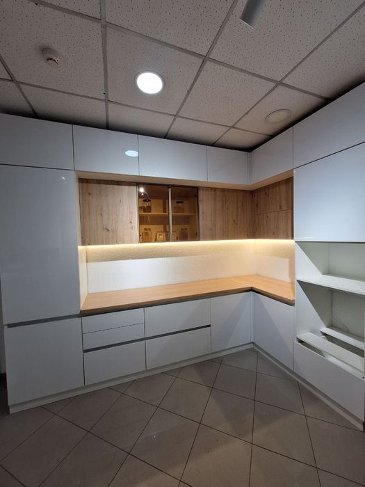 Zamonaviy G-shaklli oshxona shourumdan