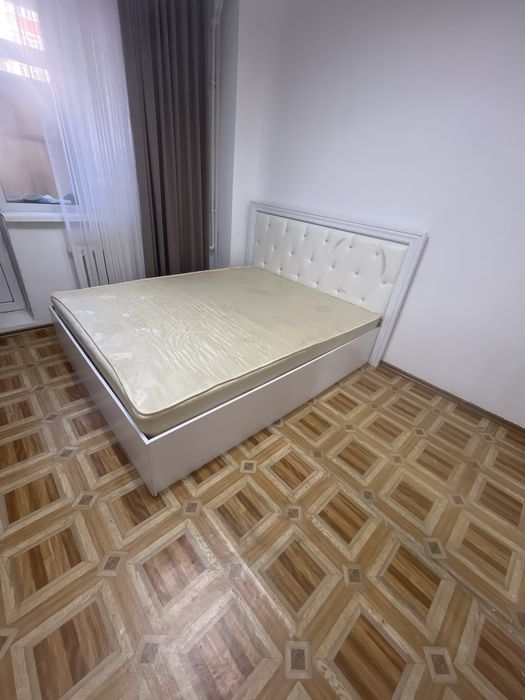 Отдам спальный кроват и 2 тумба