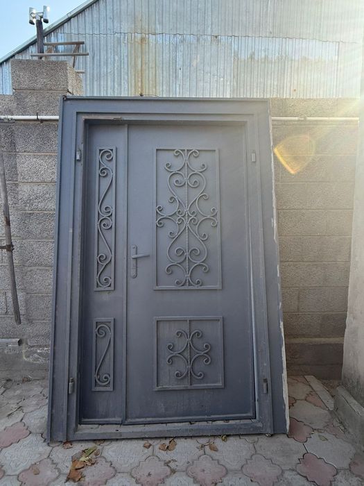 Входная дверь в хорошем состоянии