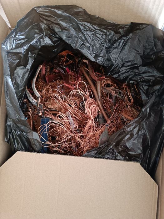 Продавам меден скрап. Мед
15 килограма тел.