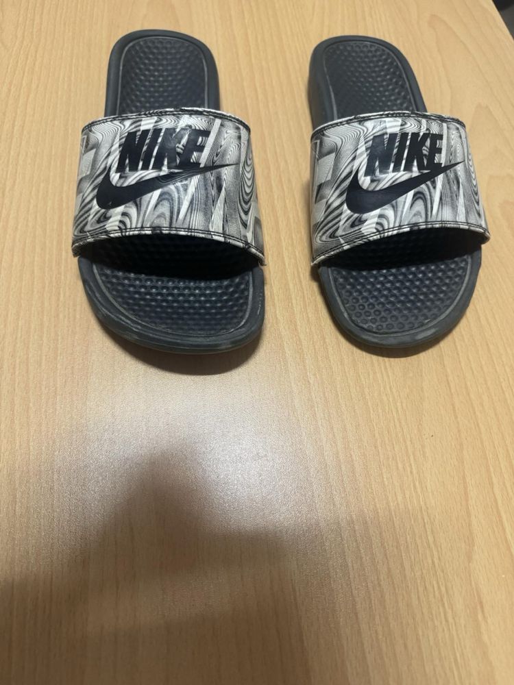 Продвам чехли на nike!
