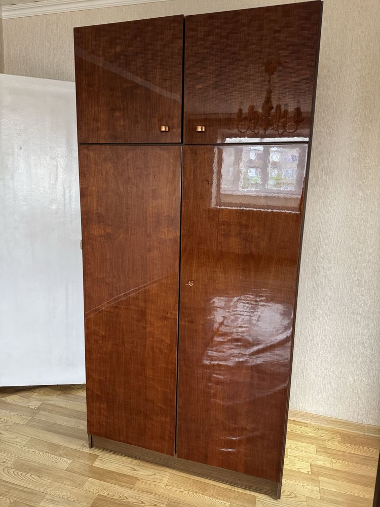 Продается полированный шкаф