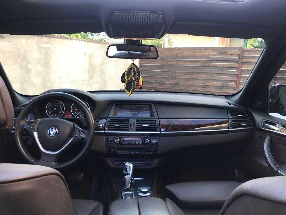 BMW model X5 cu multe opțional