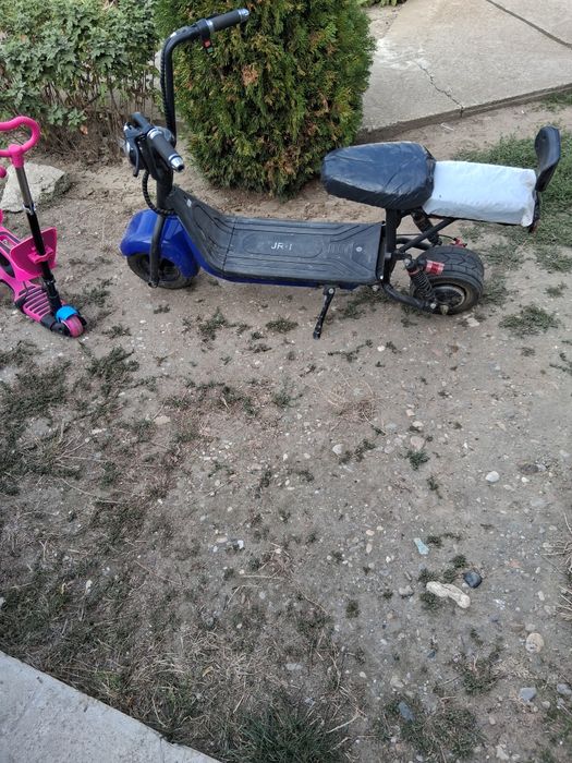 Vând scuter Harley