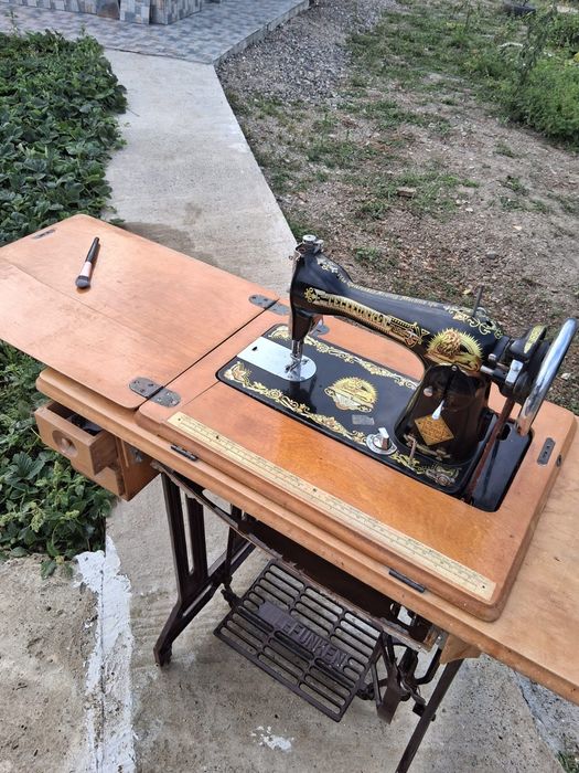 Mașină de cusut antică FUNKEN cu pedală și blat original din lemn.