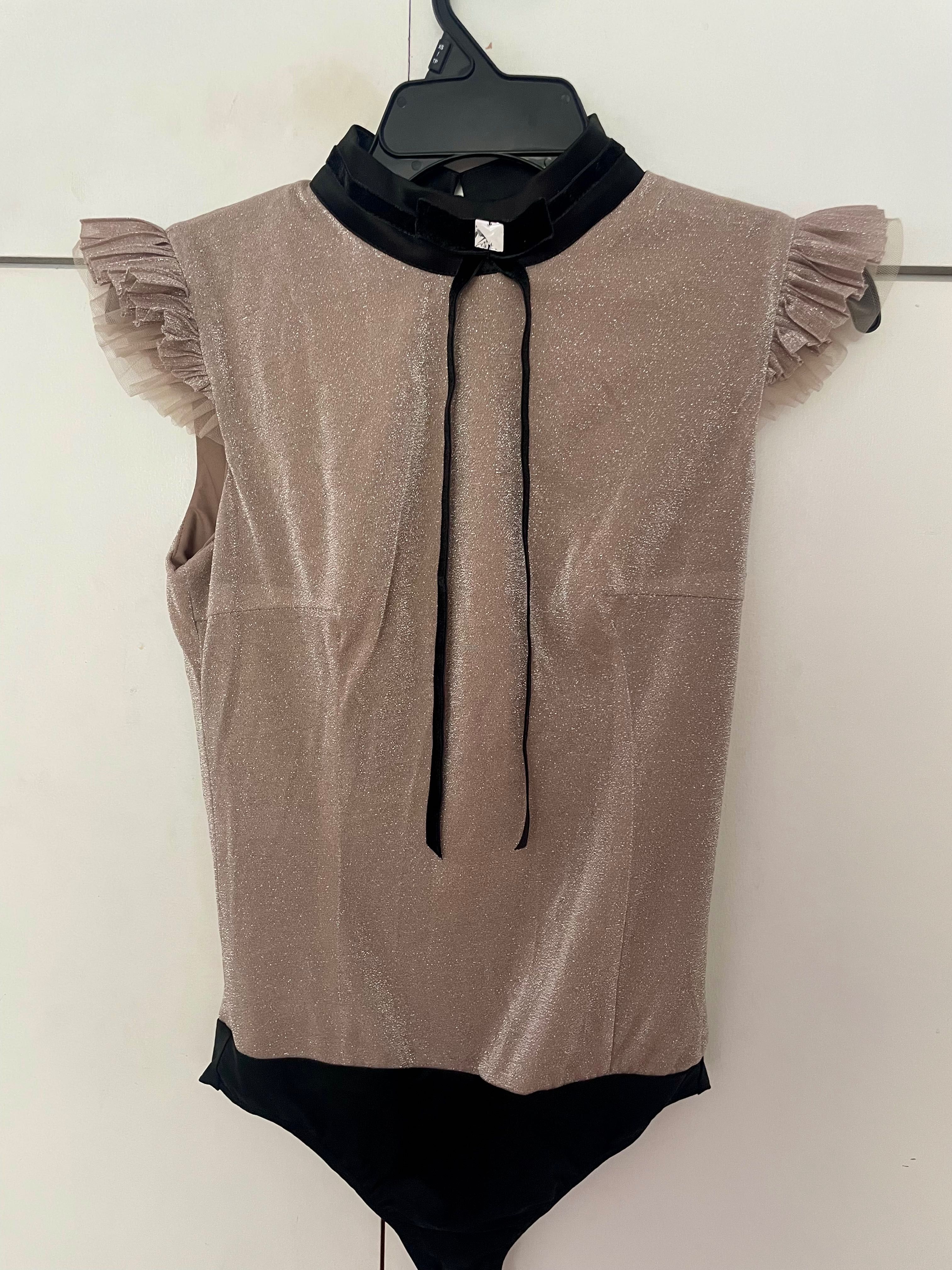Блуза - боди от бляскава материя, бежов цвят