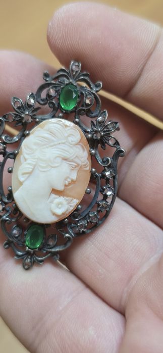 Brosa Camee argint cu diamante