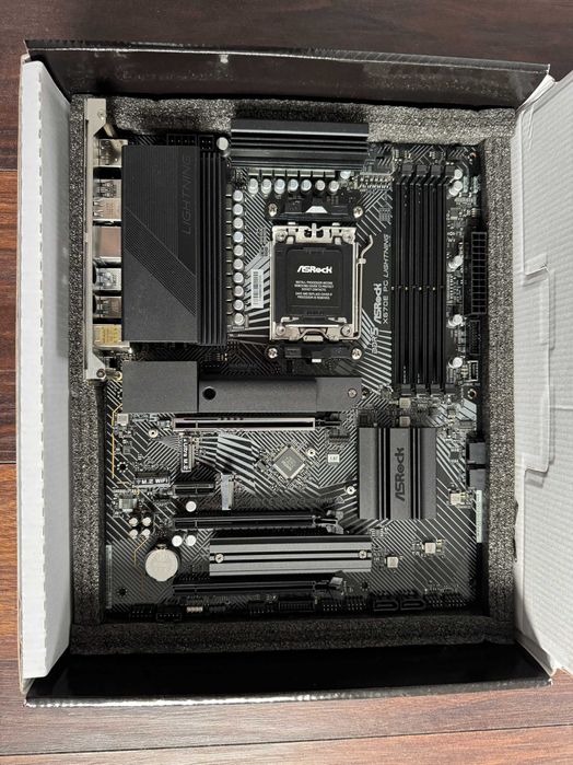 Placă de bază ASRock X670E PG Lightning (Factură, Garanție, Full Box)