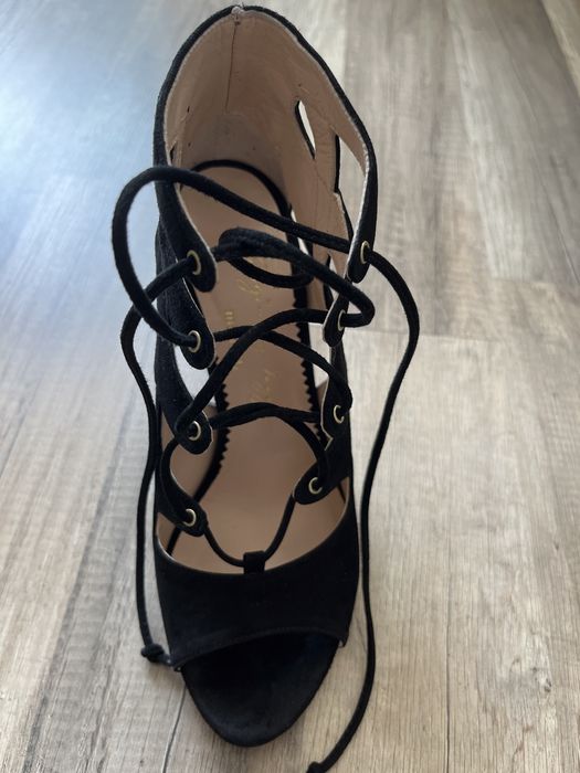 Sandale de piele intoarsa colectia Georgia May Jagger pentru Minelli