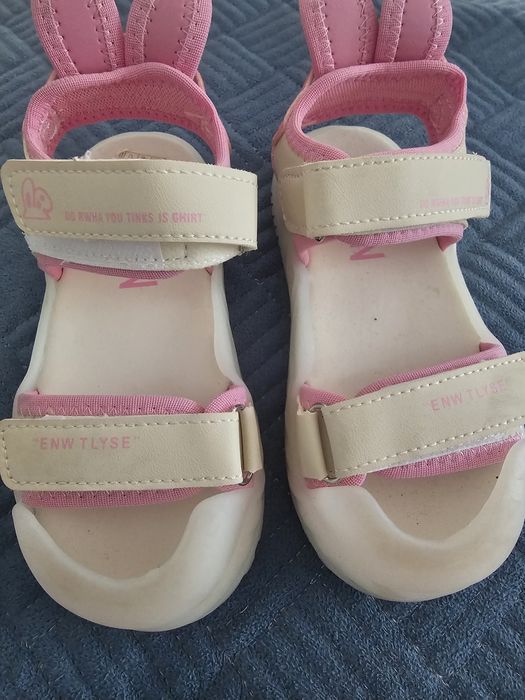 Продам новые босоножки детские