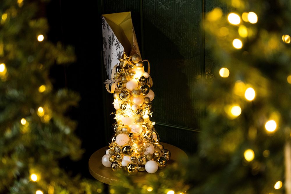 Decoratiune Craciun hand-made punga mare globuri aurii si lumini