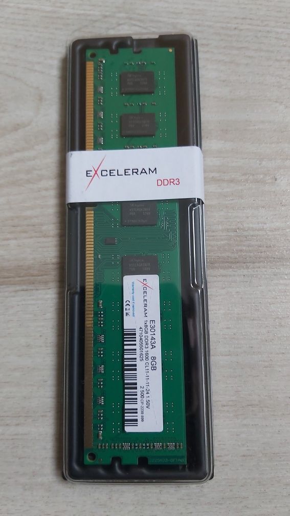 Vând memorie Exceleram 8G DDR3 1600MHz sigilata