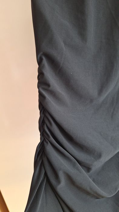 Rochie lungā, neagra, spate gol.