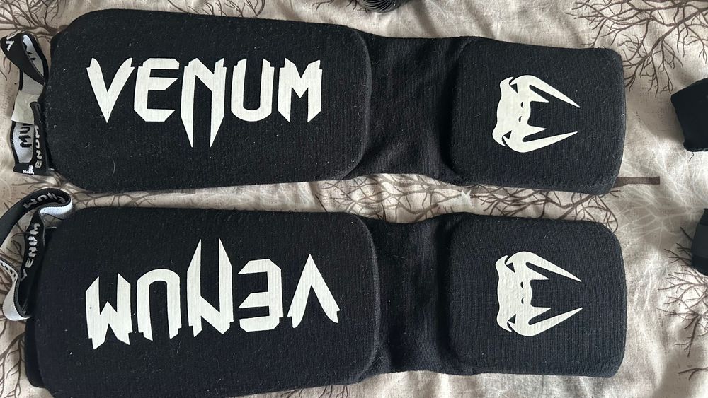 Venum - ръкавици, бинтове и протектори за крака