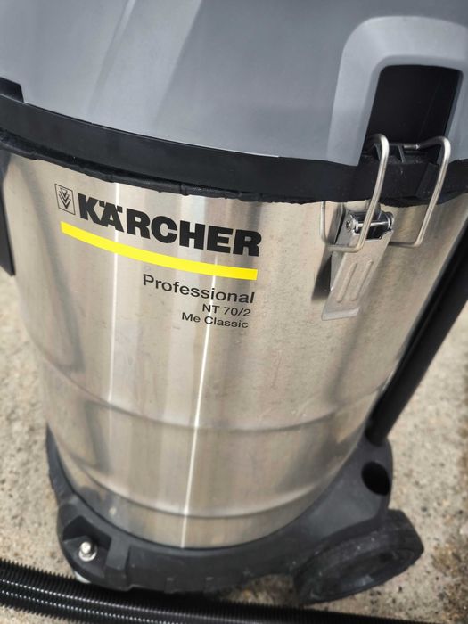 Два броя прахосмукачки.       Двумоторна прахосмукачка KARCHER NT 70/2